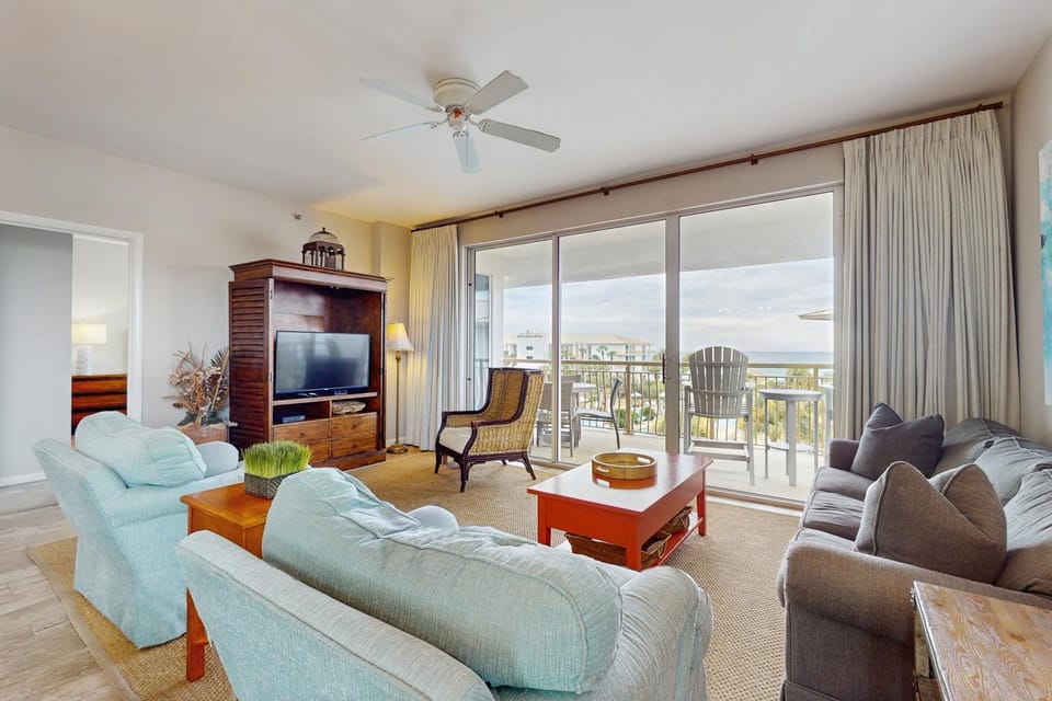 Snowbird-friendly condo with pickleball on the beach close to shops & dining House in Rosemary Beach