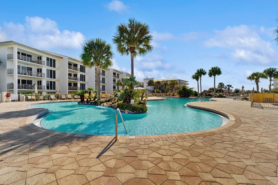 Condo on the beach with tennis pickleball shuffleboard & balcony House in Rosemary Beach