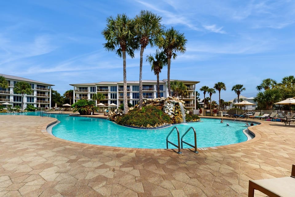 Elegant abode overlooking the pool with beach access tennis & pickleball House in Rosemary Beach