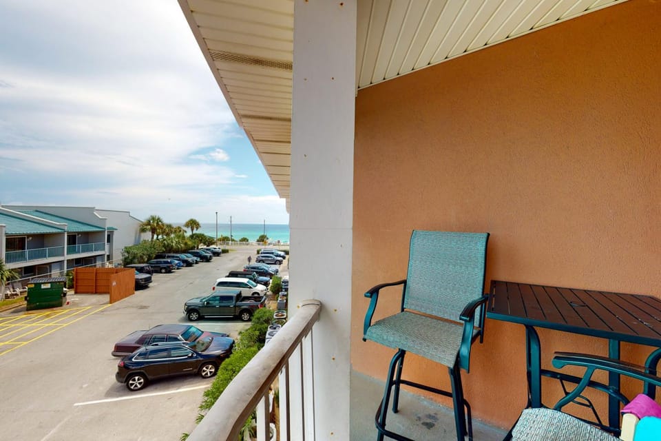 Charming Coastal Getaway with a Private Balcony - Short Drive to Dining House in Miramar Beach
