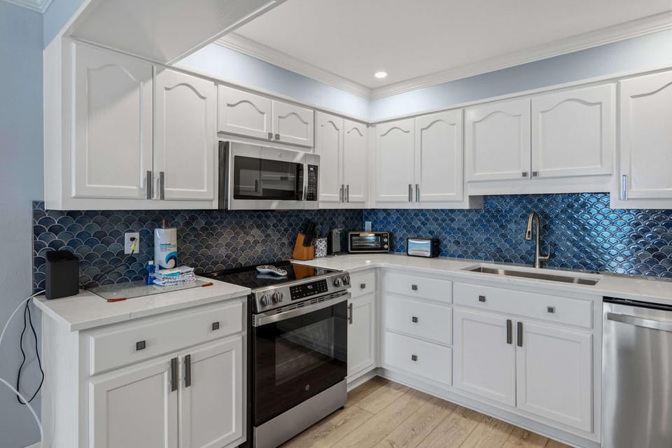 Great beachfront condo with pool & tennis - quick drive to dining Apartment in Okaloosa Island