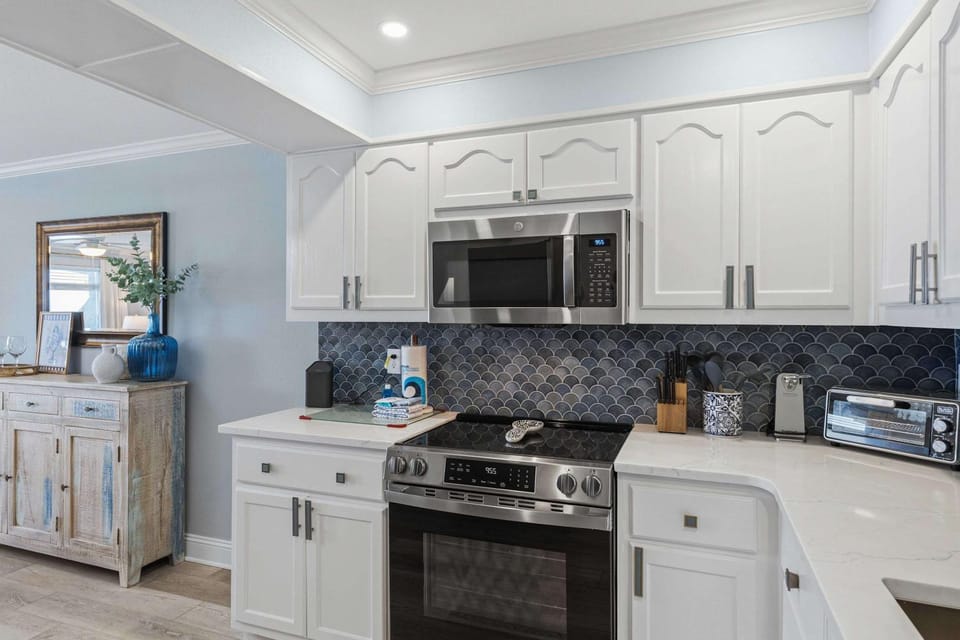 Great beachfront condo with pool & tennis - quick drive to dining Apartment in Okaloosa Island