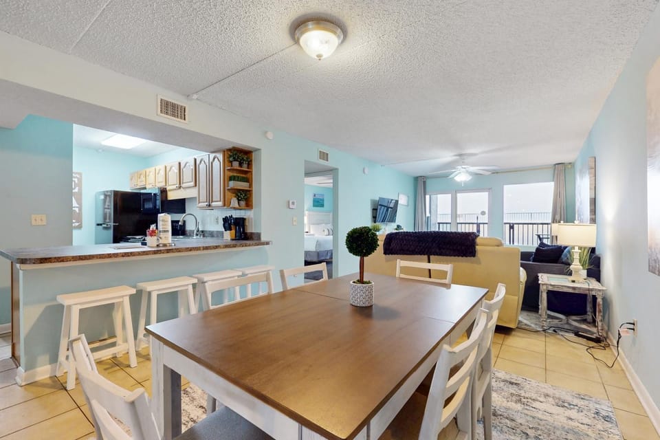 Updated first-floor open airy condo with great views - close to dining House in Okaloosa Island