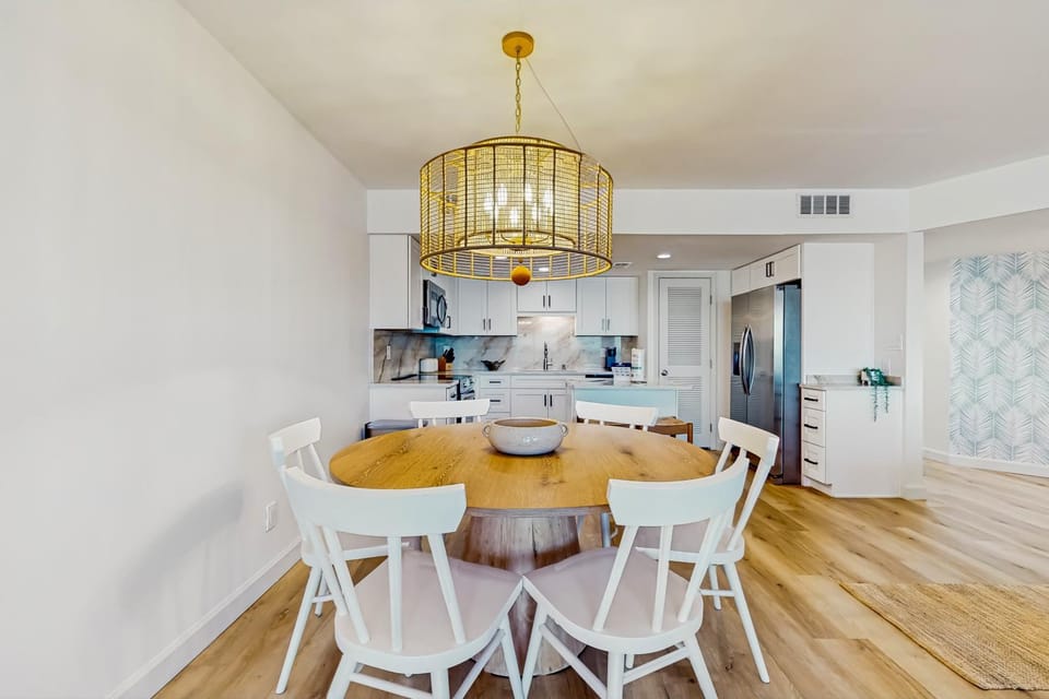 Great beachfront condo with pool tennis & W&D - quick drive to dining House in Okaloosa Island