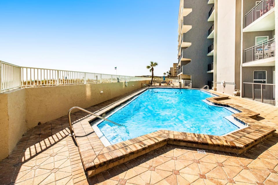 Great beachfront condo with pool tennis & W&D - quick drive to dining House in Okaloosa Island