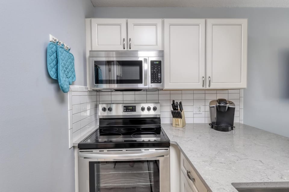 Trendy condo with full kitchen shared pool and easy beach access House in Miramar Beach