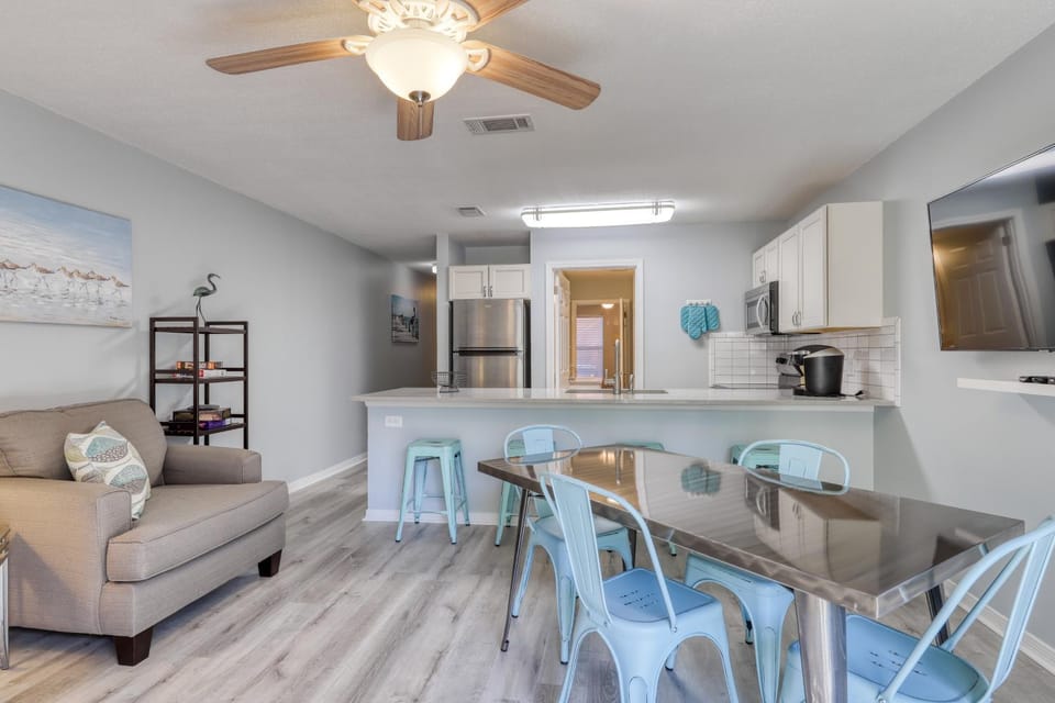 Trendy condo with full kitchen shared pool and easy beach access House in Miramar Beach