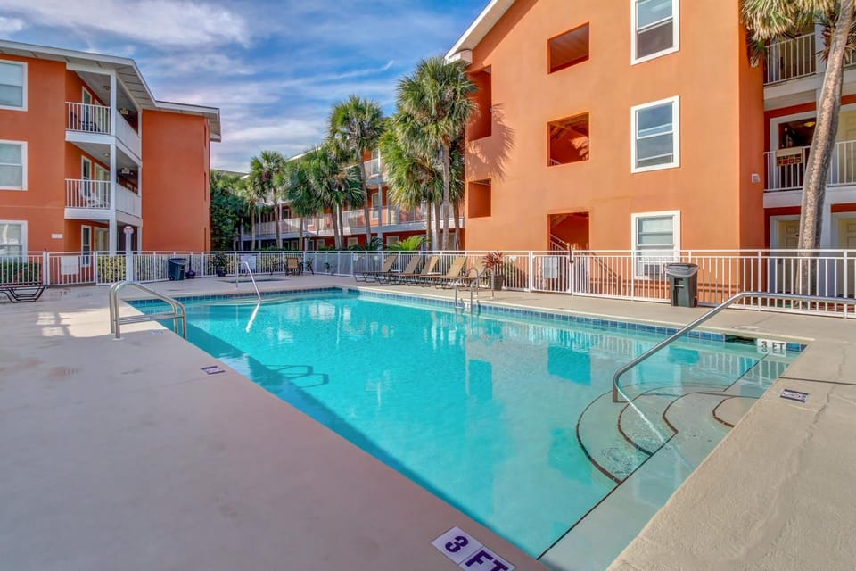 Trendy condo with full kitchen shared pool and easy beach access House in Miramar Beach