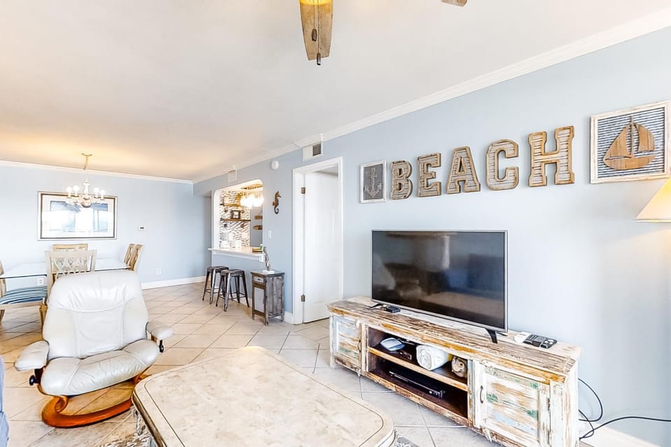 2nd-floor Gulf-front condo with views - close to entertainment House in Okaloosa Island