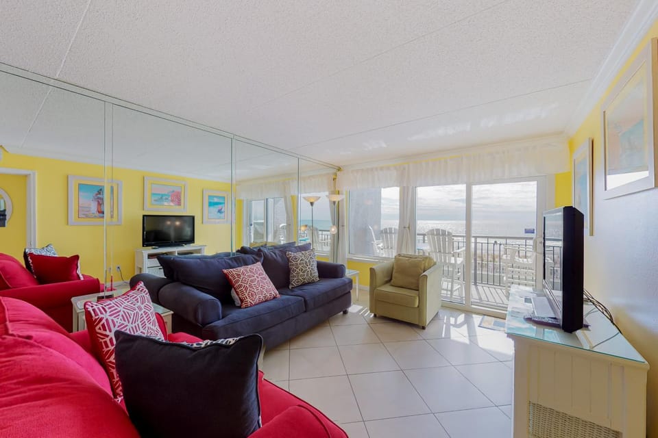 Open 2nd-floor condo with amazing views beach service & walkable locale House in Okaloosa Island