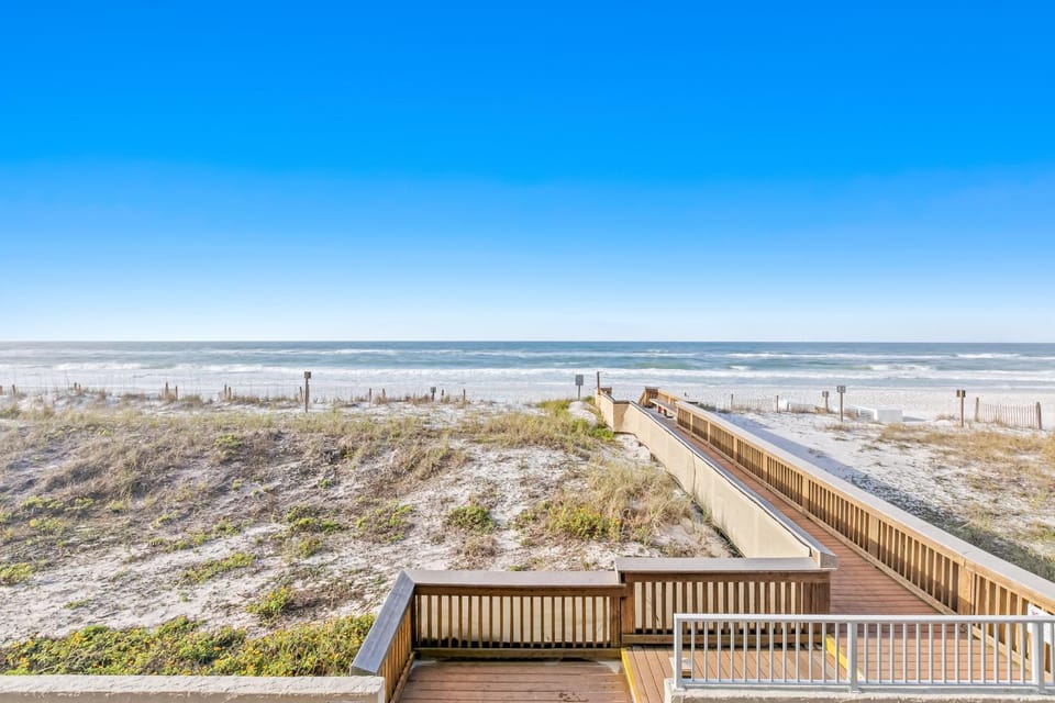 Comfortable beachfront condo with beach service - quick drive to dining House in Okaloosa Island