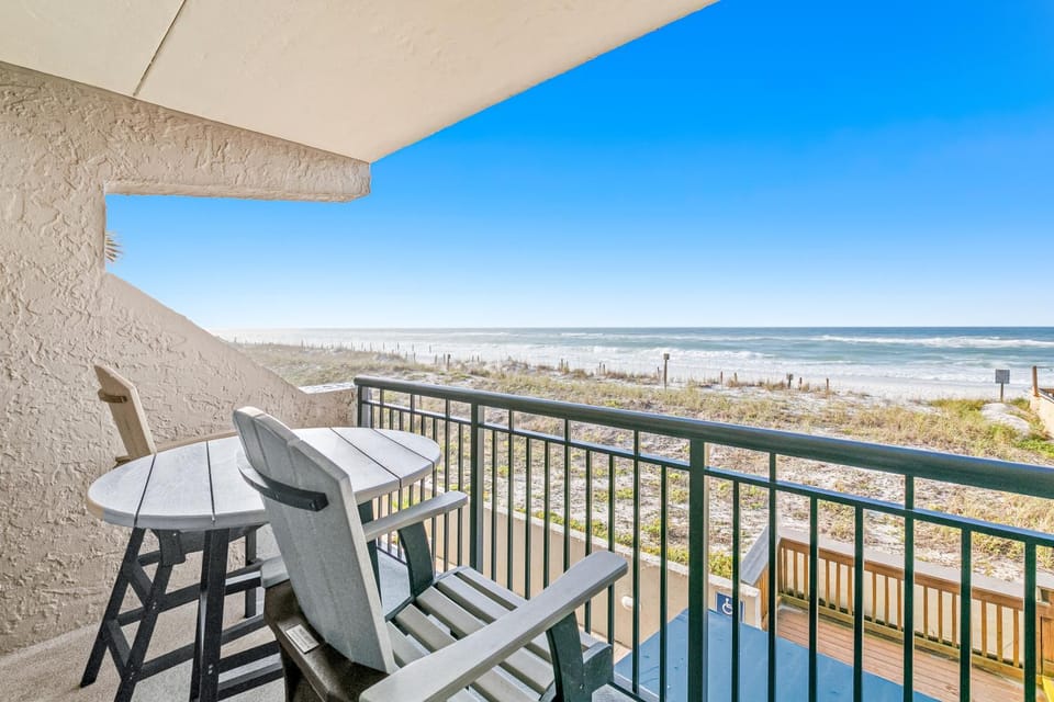 Comfortable beachfront condo with beach service - quick drive to dining House in Okaloosa Island