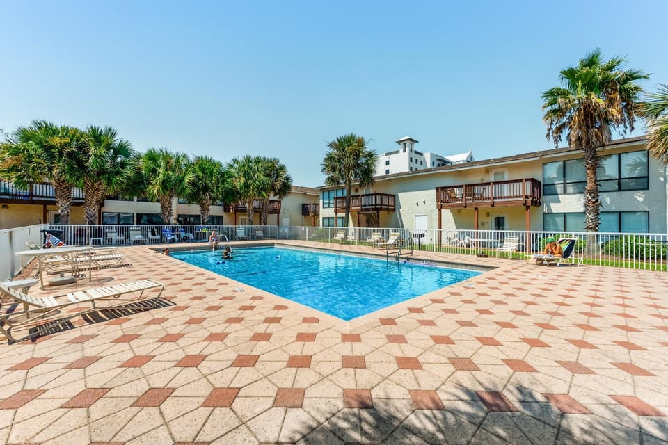 Coastal Townhouse with WiFi Central AC and Shared Pool House in Pensacola Beach