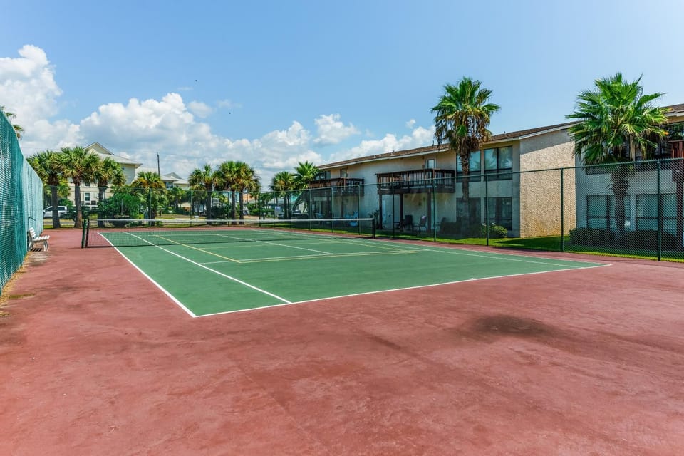 Coastal Townhouse with WiFi Central AC and Shared Pool House in Pensacola Beach