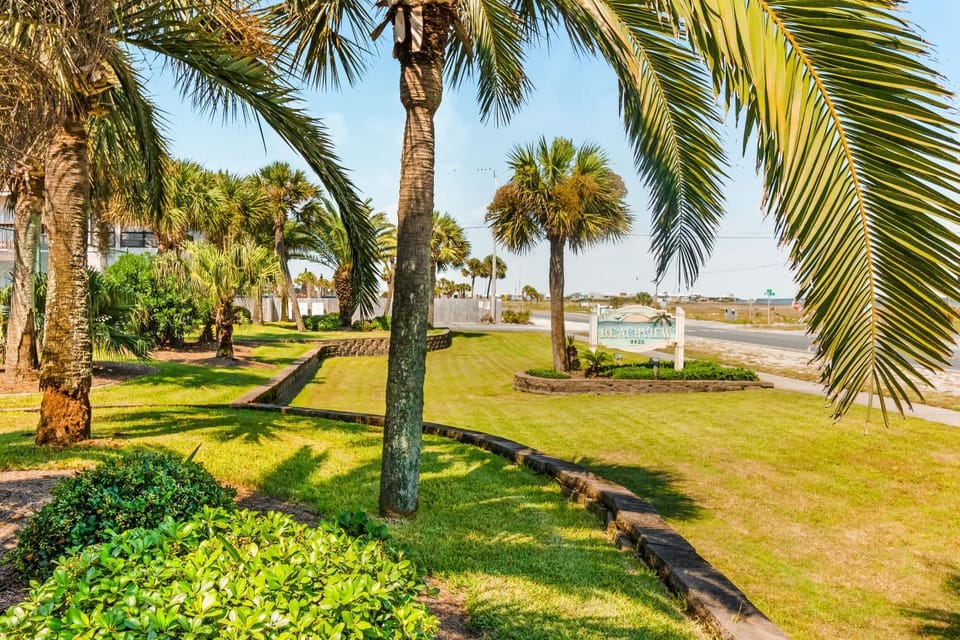 Coastal Townhouse with WiFi Central AC and Shared Pool House in Pensacola Beach