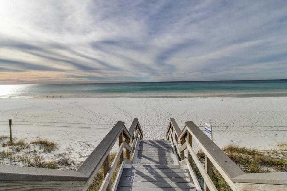 17th-floor beachfront condo with ocean & Gulf views pool gym balcony House in Miramar Beach