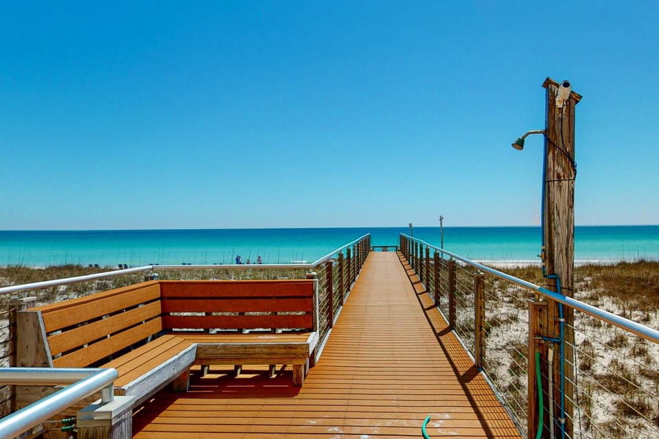 9th Floor Gulf-Front Condo with Plenty Of Resort Amenities Close To Dining House in Pensacola Beach