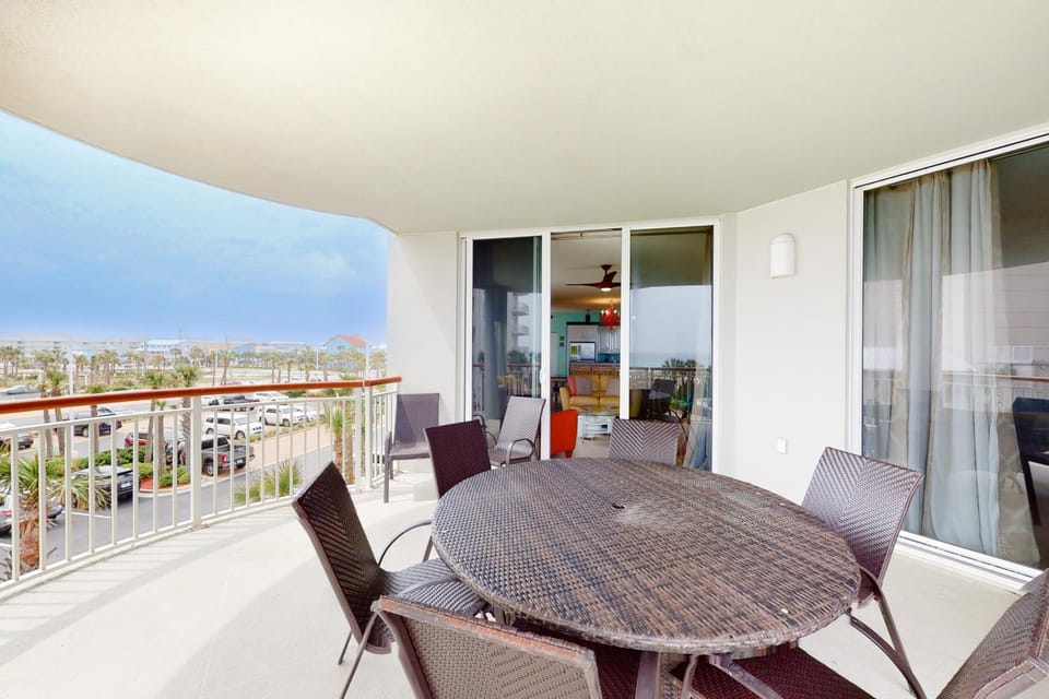 2nd Floor Cute Gulf Front Condo Many Amenities Private Beach Access House in Pensacola Beach