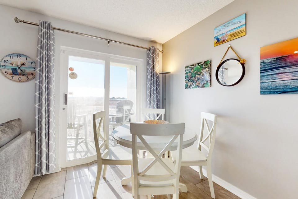 Condo only steps from the beach with COMPLIMENTARY Beach Service House in Pensacola Beach
