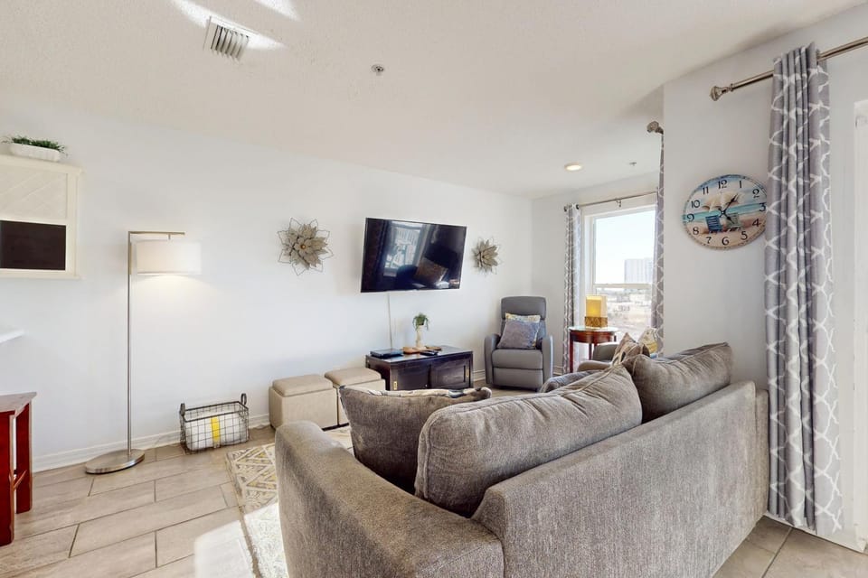 Condo only steps from the beach with COMPLIMENTARY Beach Service House in Pensacola Beach