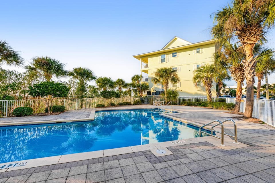Spacious Condo with Balcony in Navarre Beach with Shared Pool House in Pensacola Beach