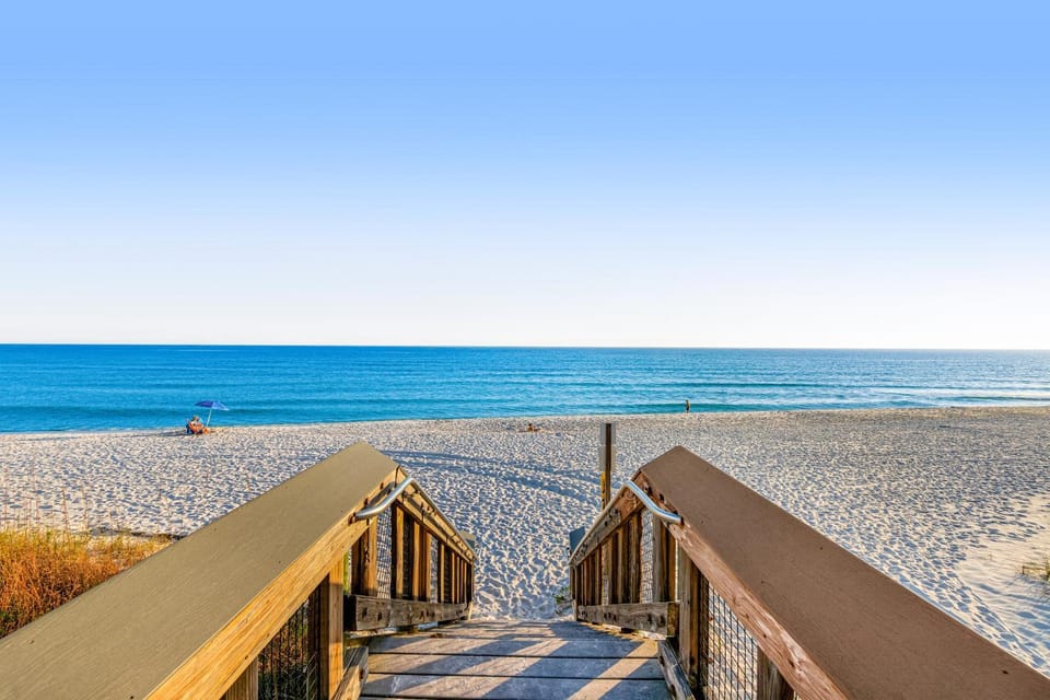 Spacious Condo with Balcony in Navarre Beach with Shared Pool House in Pensacola Beach