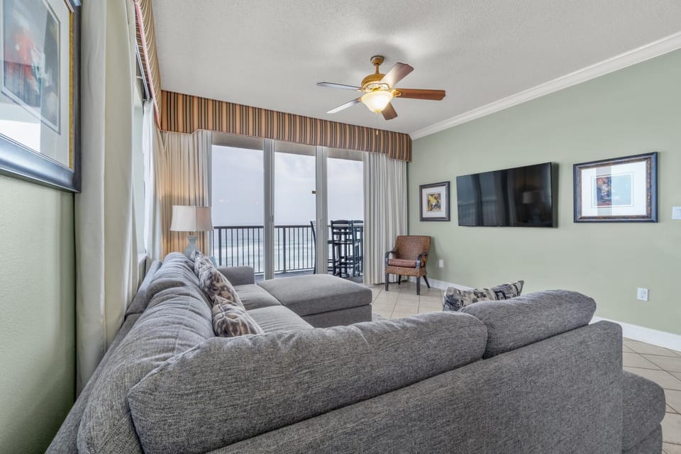 Sixth-floor Gulf-front condo with water views pool hot tub & covered parking House in Pensacola Beach