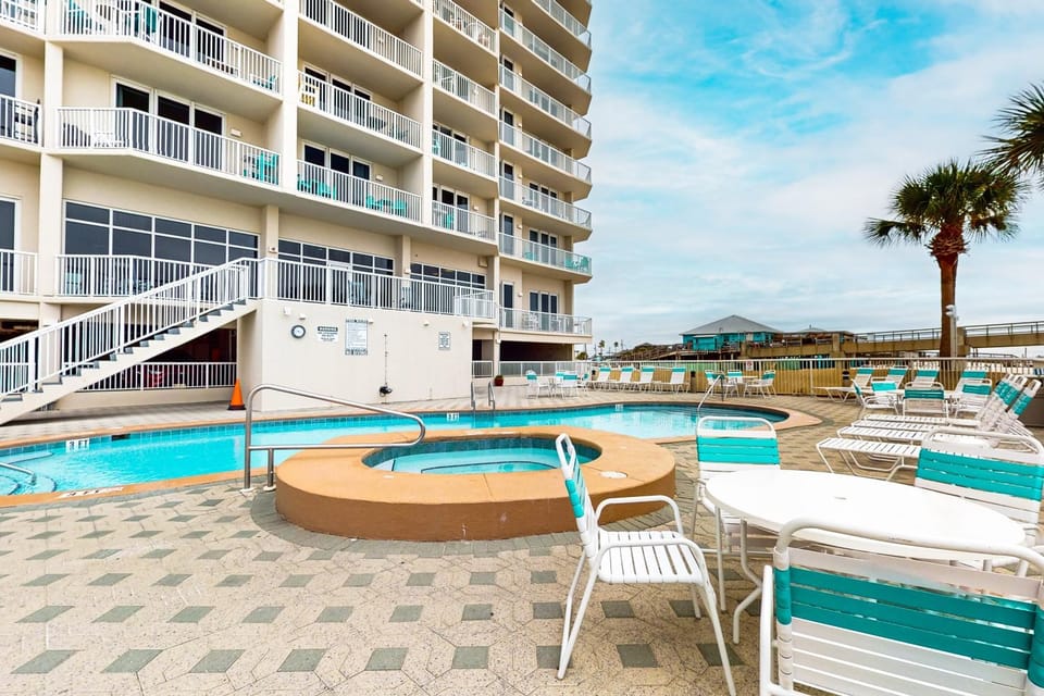 Sixth-floor Gulf-front condo with water views pool hot tub & covered parking House in Pensacola Beach