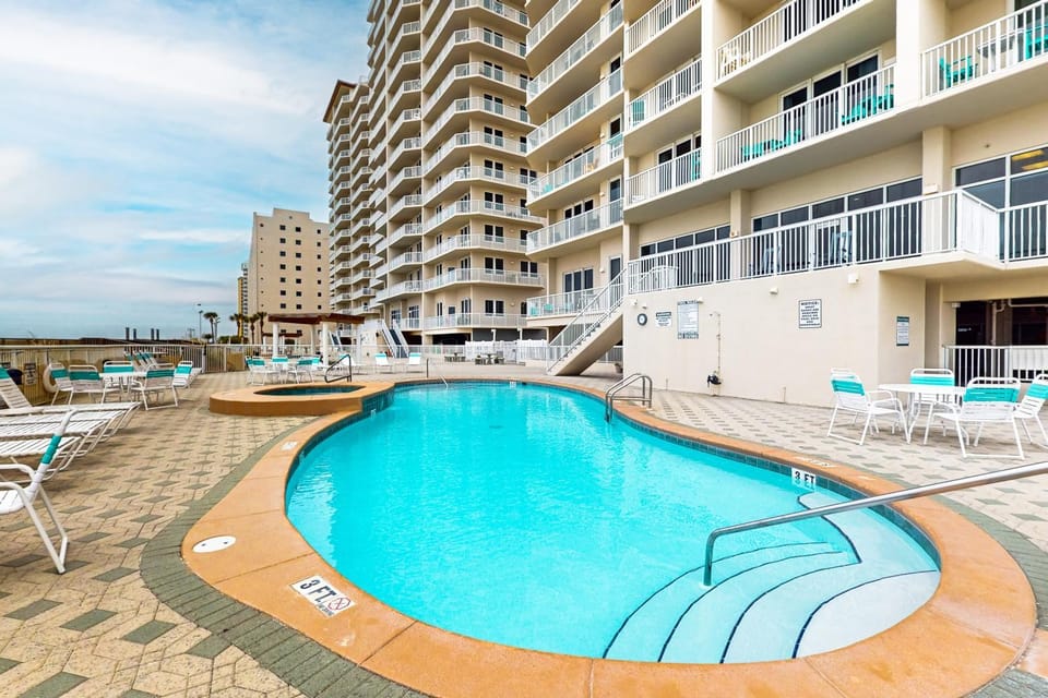 7th-floor bright open condo - close to dining with Gulf front views House in Pensacola Beach