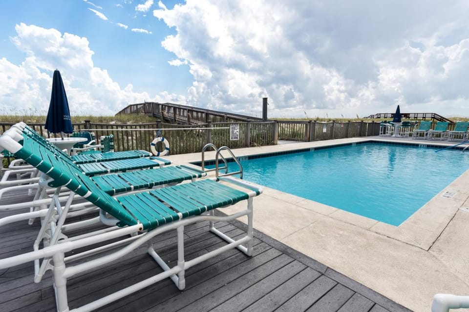 Beachfront condo with Gulf views pool & private balcony - near Navarre Pier House in Pensacola Beach