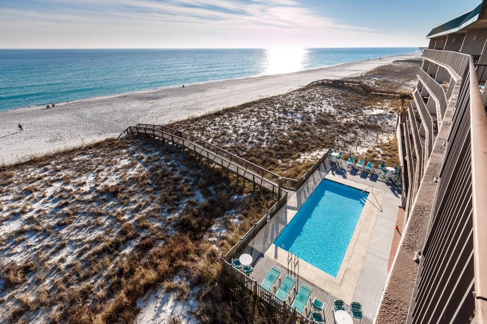 Beachfront condo with Gulf views pool & private balcony - near Navarre Pier House in Pensacola Beach