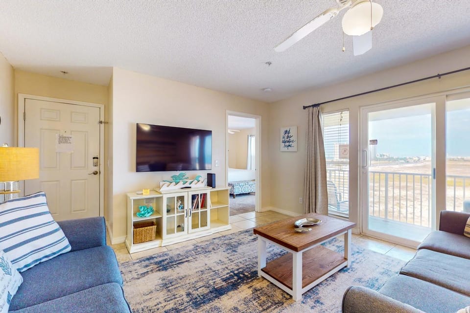 Bright condo with shared pool beach access & central location House in Pensacola Beach