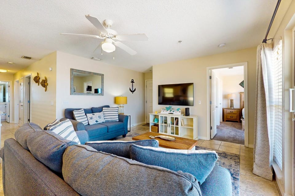 Bright condo with shared pool beach access & central location House in Pensacola Beach