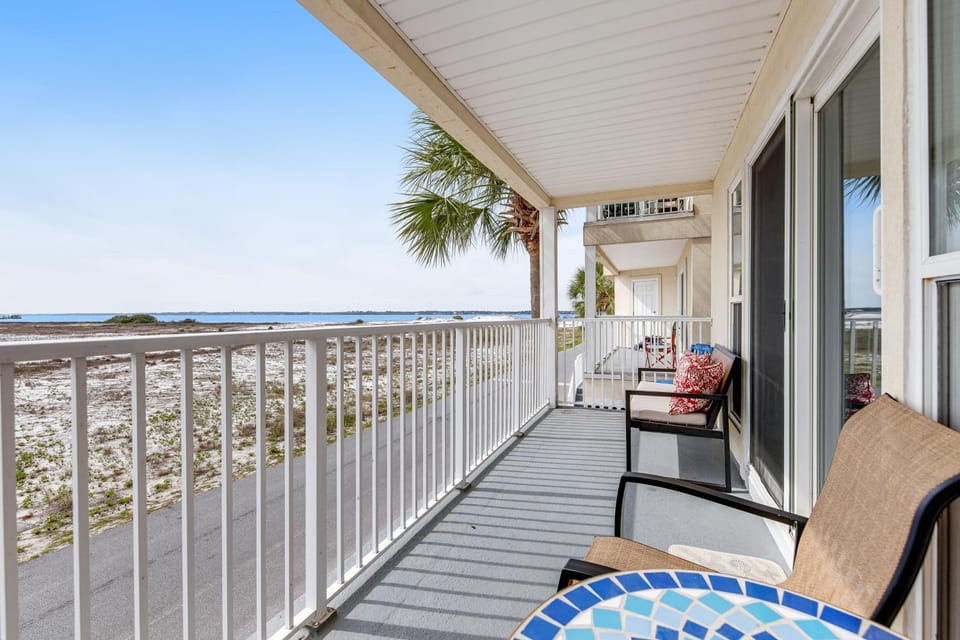 Lovely condo with shared pool washer&dryer high-speed WiFi and central AC House in Pensacola Beach