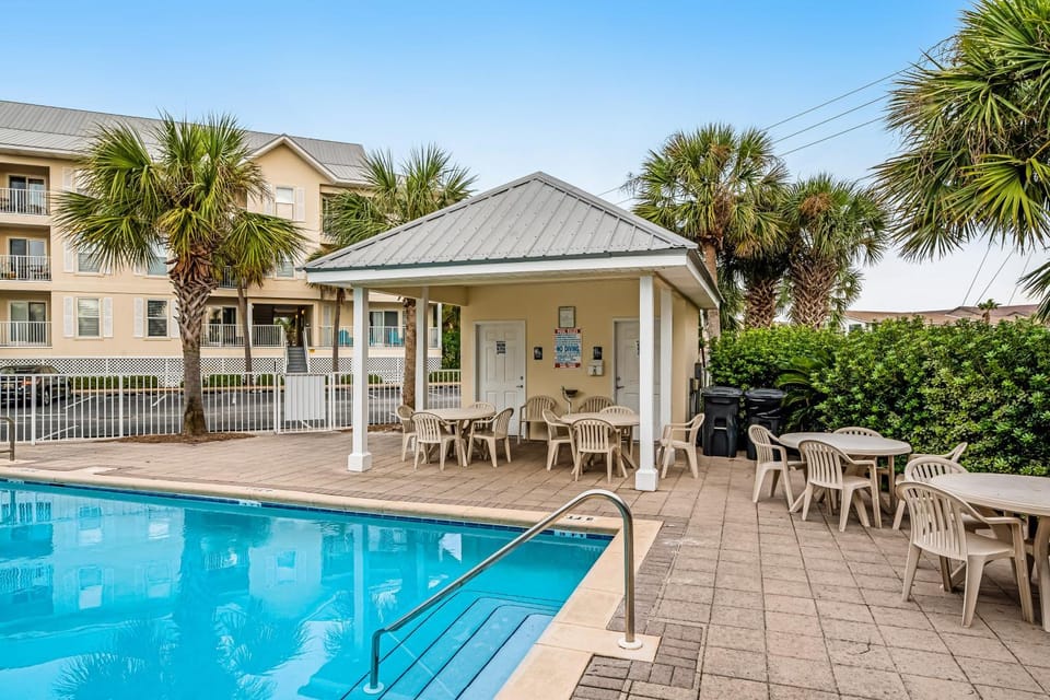 Lovely condo with shared pool washer&dryer high-speed WiFi and central AC House in Pensacola Beach