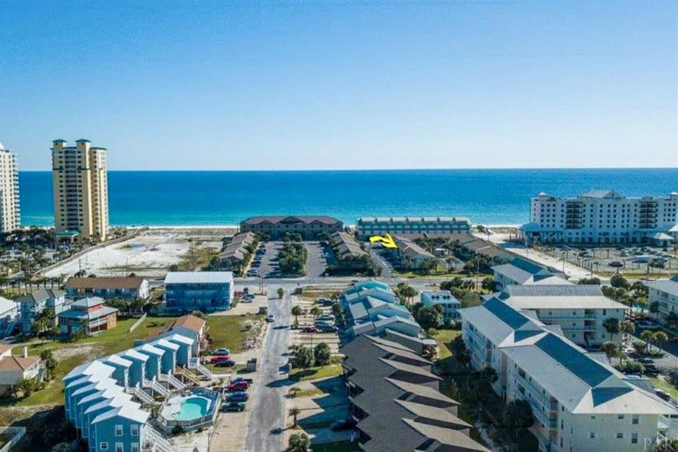 Pool-side condo with pool private washer&dryer walk to beach & free WiFi House in Pensacola Beach
