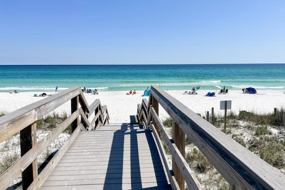 Pool-side condo with pool private washer&dryer walk to beach & free WiFi House in Pensacola Beach