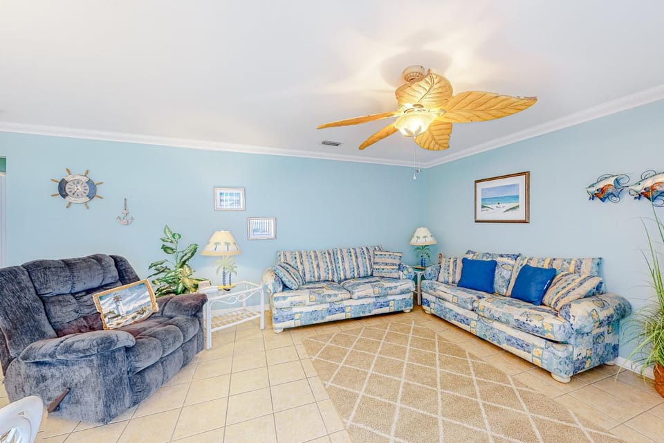 Pool-side condo with pool private washer&dryer walk to beach & free WiFi House in Pensacola Beach