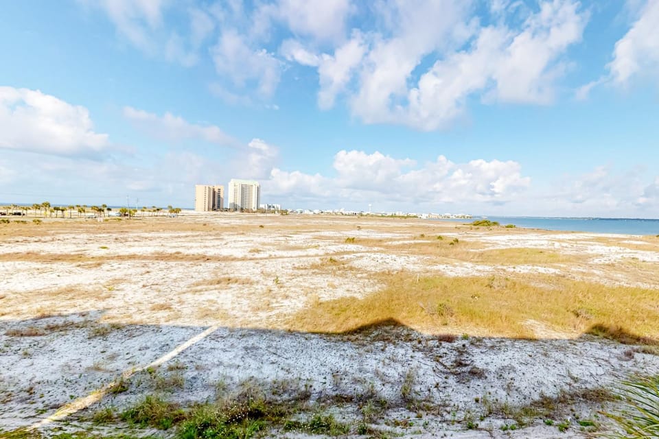 Gulf view condo with central AC WiFi washer&dryer & pool - walk to beach House in Pensacola Beach