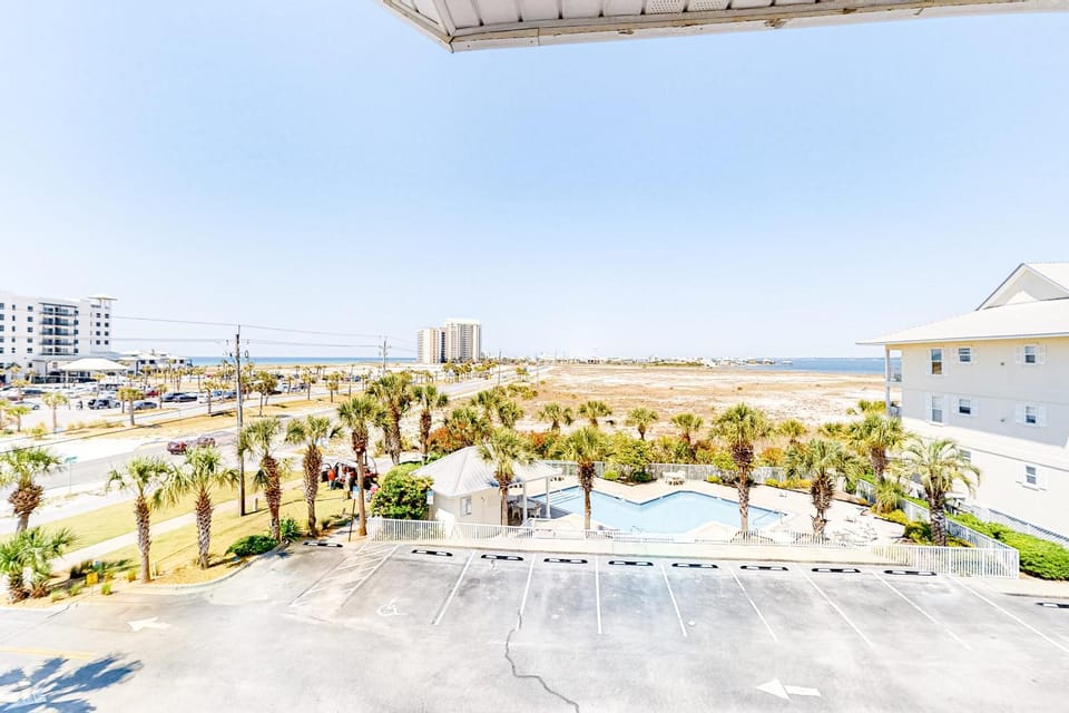 Gulf view condo with central AC WiFi washer&dryer & pool - walk to beach House in Pensacola Beach
