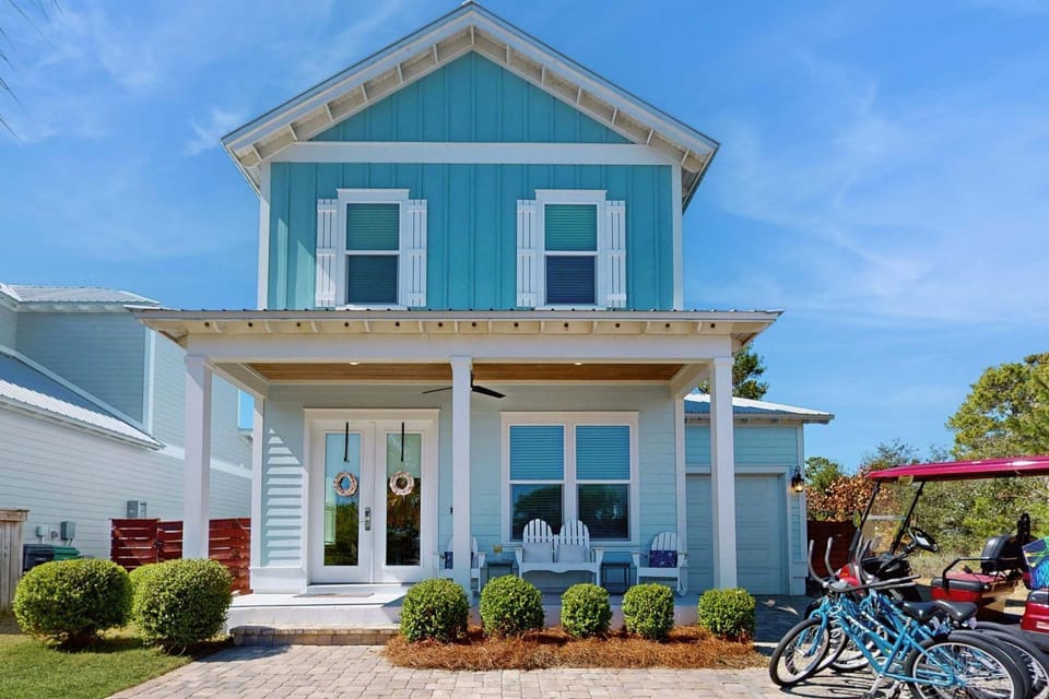 Sleek beach-themed retreat with patio bikes LSV & pool access House in South Walton County