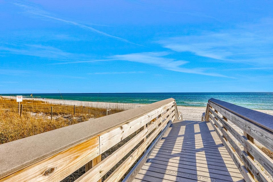Sleek beach-themed retreat with patio bikes LSV & pool access House in South Walton County