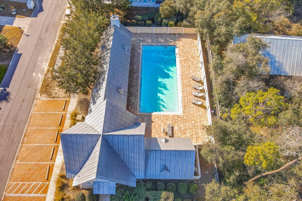 Sleek beach-themed retreat with patio bikes LSV & pool access House in South Walton County