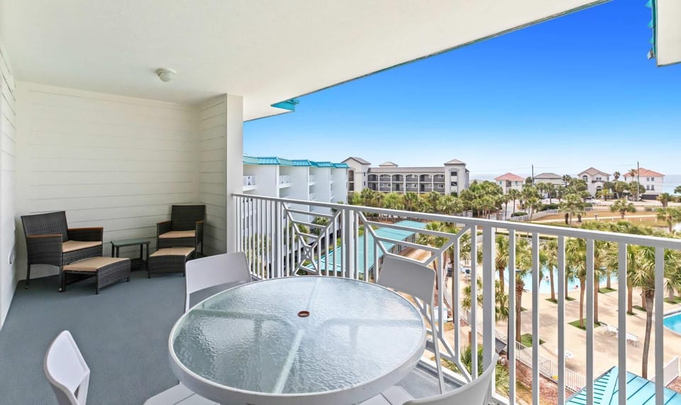 Fourth-floor ocean-view condo with pool high-speed WiFi beach access & W&D House in Miramar Beach