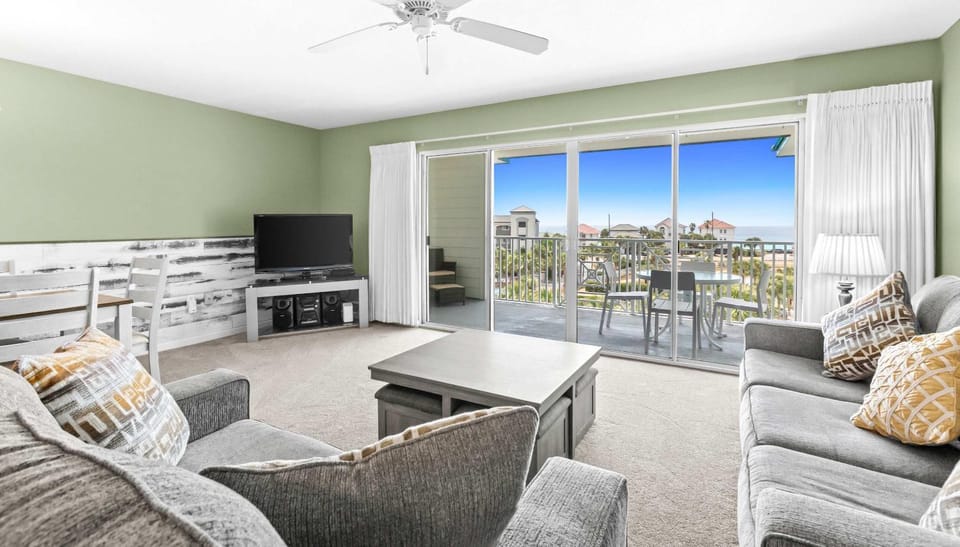 Fourth-floor ocean-view condo with pool high-speed WiFi beach access & W&D House in Miramar Beach