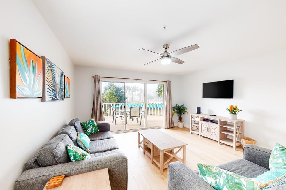 Gulf-view condo near beach with balcony W&D pool gym & WiFi - snowbirds OK House in Miramar Beach