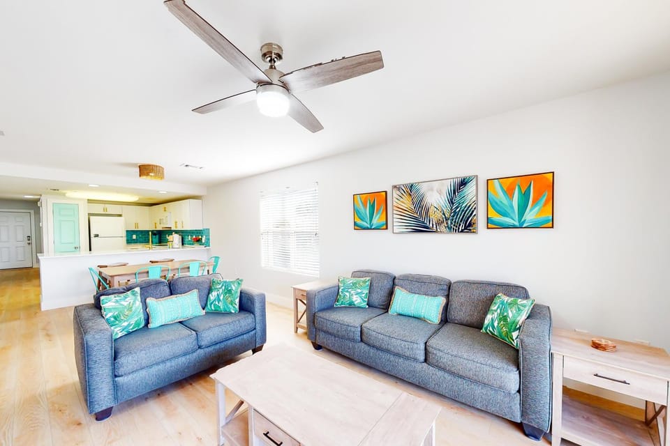 Gulf-view condo near beach with balcony W&D pool gym & WiFi - snowbirds OK House in Miramar Beach