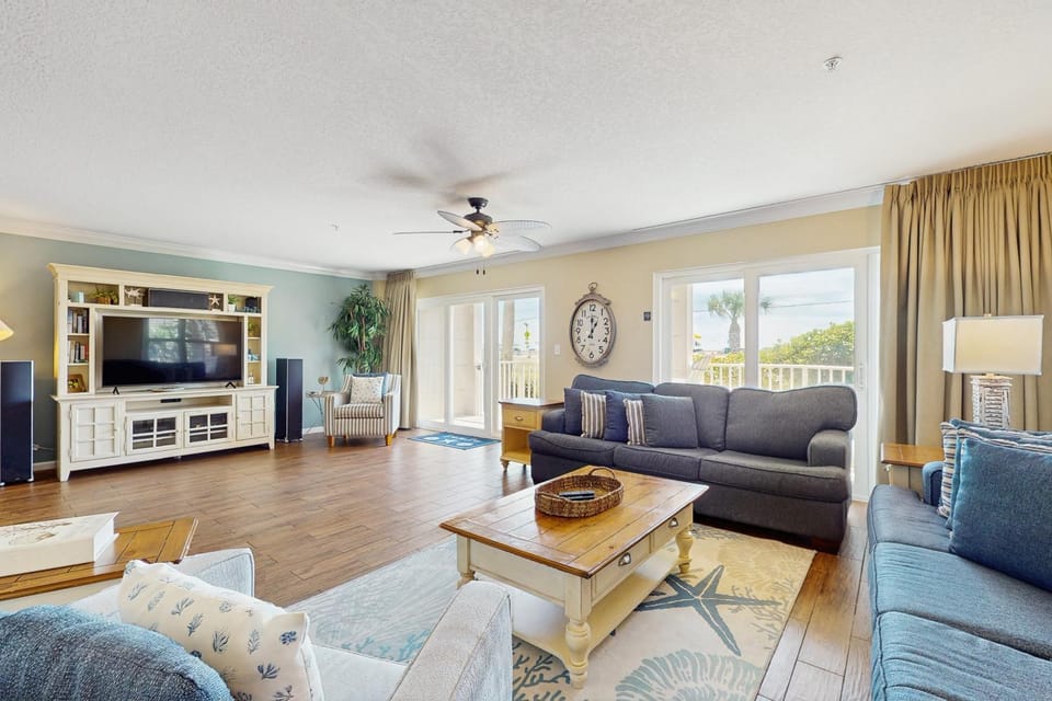 Spacious condo with patio shared pool beach access & Wifi House in Miramar Beach
