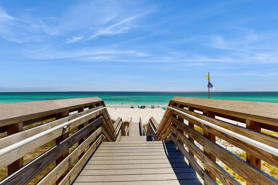 Spacious condo with patio shared pool beach access & Wifi House in Miramar Beach