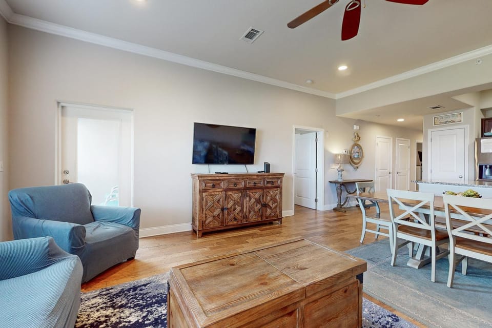 Beautiful Third-floor Condo with Private Balcony Shared Pool & Hot Tub Central AC House in Miramar Beach